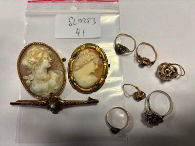 beaucoup de bijoux posés sur une table