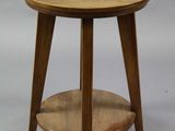 une photo d'une petite table en bois avec une étagère en dessous