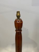 Pied de lampe en bois et placage, le fût gainé à tablette ci… (photo 2)