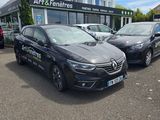 deux voitures garées sur un parking devant un immeuble