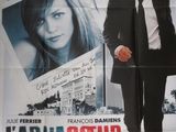 affiche représentant un homme en costume-cravate debout devant une affiche représentant une femme