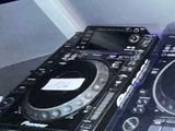 une table sur laquelle se trouvent un lecteur CD et un ordinateur portable