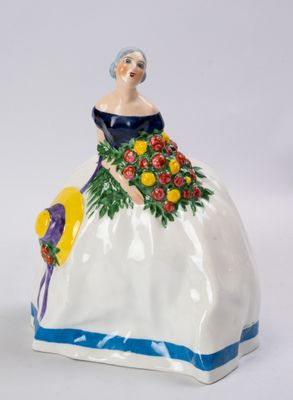 une figurine représentant une femme vêtue d'une robe et tenant un bouquet de fleurs