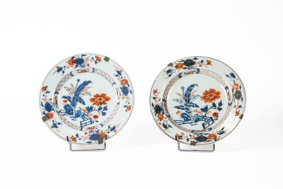 une paire d'assiettes bleues et blanches ornées de fleurs et d'oiseaux