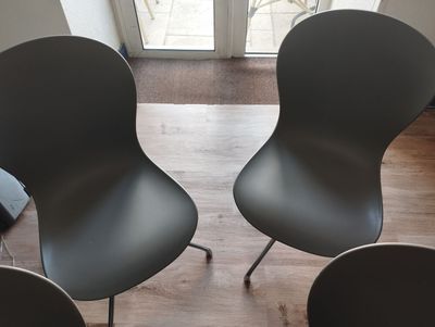 Un lot de quatre chaises visiteurs en pvc et métal.