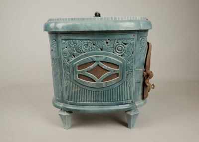 un petit pot bleu orné d'un motif décoratif