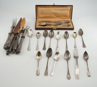un assortiment d'argenterie comprenant des cuillères, des fourchettes et des couteaux