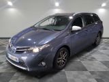 La Toyota Sienna est garée sur un sol à damier dans un garage.