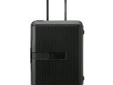 La valise noire est équipée de roulettes et d'une poignée.