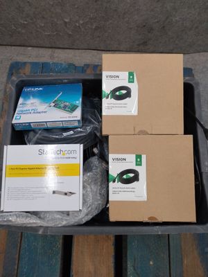 Dans un bac, stock de câbles divers dont câbles HDMI, câbles…