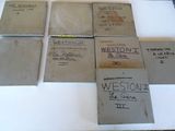 une table sur laquelle sont posés de nombreux livres anciens