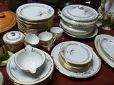 plusieurs assiettes et bols sur une table avec une nappe rouge