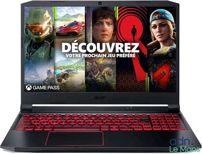 un gros plan sur un ordinateur portable avec un jeu vidéo à l'écran
