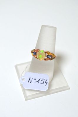 une bague ornée d'une pierre verte et jaune