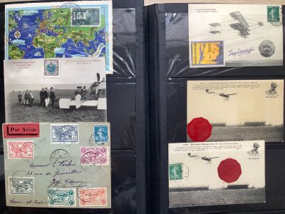 Il y a de nombreux types de timbres différents sur ce dossier noir.