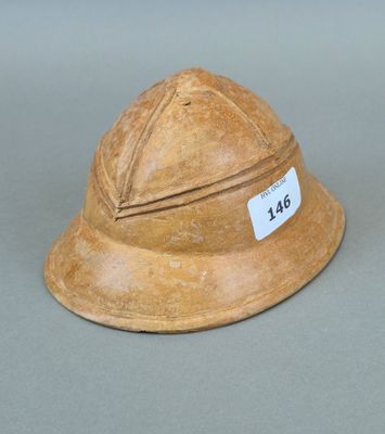un casque en bois muni d'une étiquette