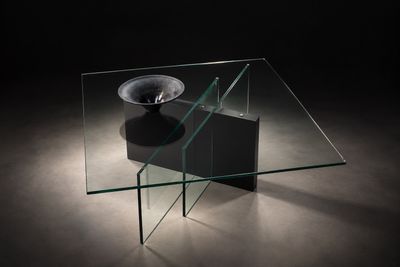 une photo d'une table en verre sur laquelle est posé un bol