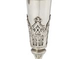 un vase en argent posé sur un socle