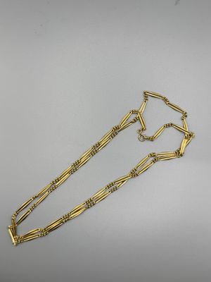 un collier plaqué or avec une longue chaîne et un fermoir long