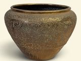 une image représentant un grand pot en bronze sur fond blanc
