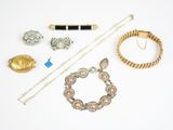 beaucoup de bijoux sur une surface blanche