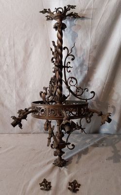 un bougeoir posé sur une table, sur fond blanc