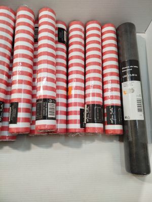 plusieurs rouleaux de papier toilette rayé rouge et blanc dans une boîte