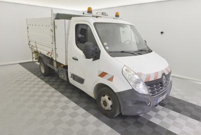 un camion blanc garé dans un garage