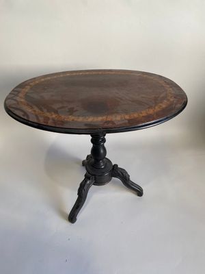 image d'une table avec un plateau en bois sur fond blanc