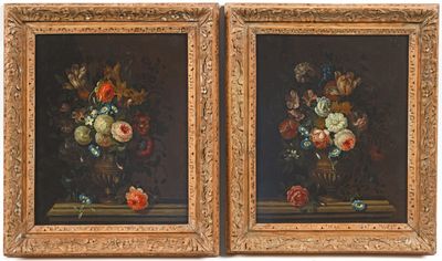 une paire de peintures à l'huile représentant des fleurs dans un vase posé sur une table