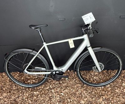 un vélo garé contre un mur