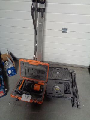 une caisse d'outils avec des outils à l'intérieur, posée sur le sol