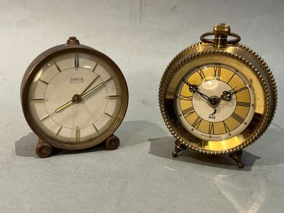 deux horloges placées l'une à côté de l'autre sur une table