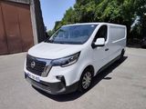 la camionnette blanche est garée devant un bâtiment