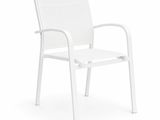 un gros plan d'une chaise blanche sur fond blanc