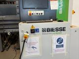 une machine qui se trouve dans une pièce où s'entassent de nombreux papiers