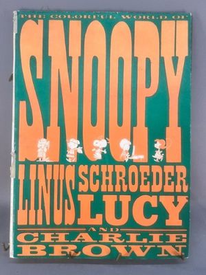 un livre avec une couverture verte et des lettres orange