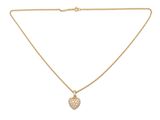 un pendentif en forme de cœur en diamant, monté sur une chaîne en or
