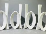 cinq lettres blanches superposées