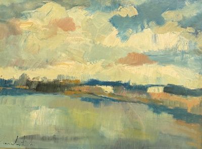 une peinture à l'huile représentant des nuages au-dessus d'un plan d'eau, avec des arbres au loin