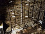 une pile de cartons empilés les uns sur les autres par terre dans une pièce