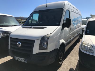 une camionnette blanche garée dans un parking