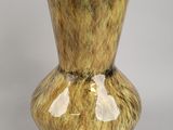 un vase posé sur une surface blanche