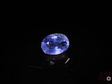 un gros plan d'un saphir bleu sur une surface noire
