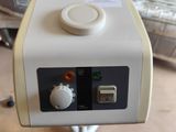 une machine posée sur une table