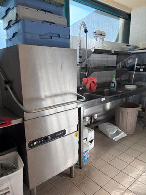 une cuisine avec un évier et un réfrigérateur