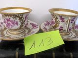 deux tasses et soucoupes posées sur une valise