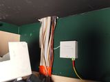 un boîtier avec des câbles et un ordinateur portable posés sur un bureau