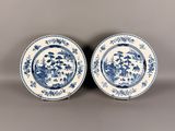 une paire d'assiettes bleues et blanches ornées de fleurs