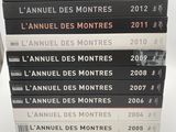 plusieurs livres empilés sur une table